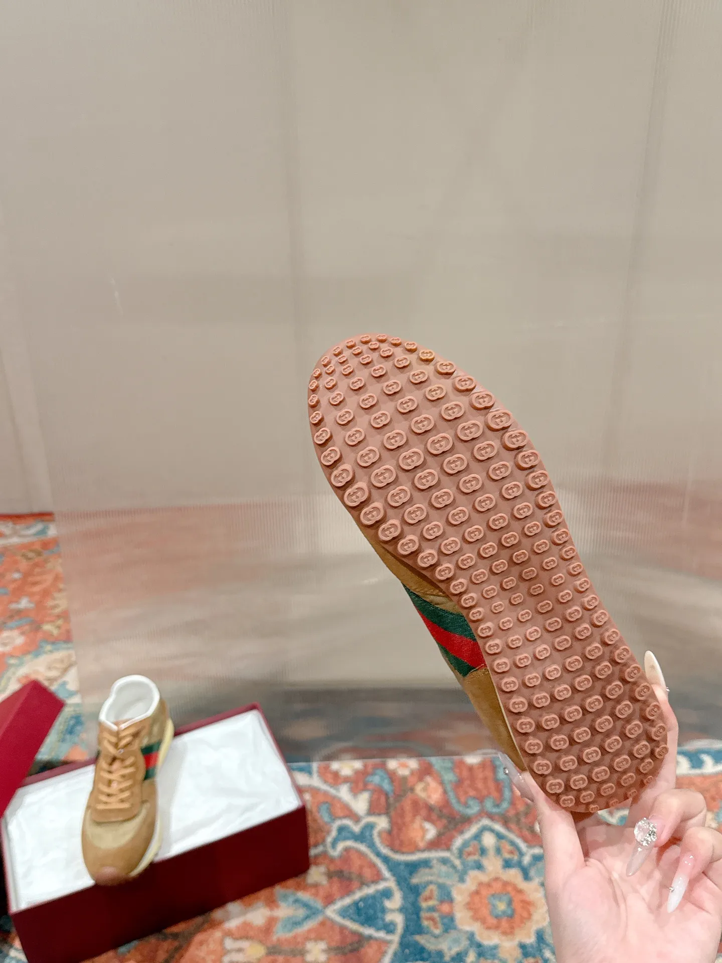 p700🐮🐮 GUCCI 2025 latest spring and summer catwalk style sports shoes Forrest Gump shoes 25 super popular show items with high appearance rate and many celebrities and Internet celebrities. The classic shoe design uses innovative stitching technology to create a water-like flowing texture. Super comfortable on the feet. Leather splicing and breathable logo fabric with classic green and red webbing embellishment. All show the brand tone (buttons are removable) original molded combination outsole ▪️Size: Male 39-44 (Male 45, customized, non-returnable)